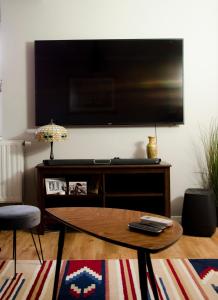 En tv och/eller ett underhållningssystem på Fürge cselle apartman