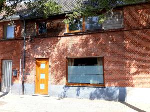 a brick building with a window on the side of it at Vakantiewoning FINE FLEUR in Bruges