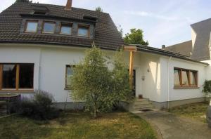 Casa blanca con techo marrón en Ahrweiler Seelchen en Bad Neuenahr-Ahrweiler