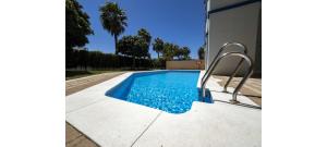 uma piscina ao lado de uma casa em Marina III by Ĥ em Isla del Moral