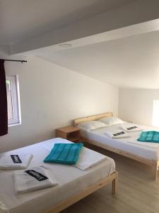 En eller flere senge i et værelse på Vila Sunrise