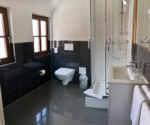 Koupelna v ubytování A Lotus Hotel
