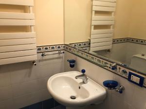 un bagno con lavandino e specchio di TAORMINA CENTER APARTMENT with sea view a Taormina Altre 14 foto