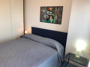 una camera con un letto e due tavolini di TAORMINA CENTER APARTMENT with sea view a Taormina