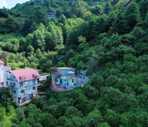un grupo de casas en medio de una montaña en Sanni Guest House en Kvariati
