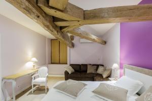 sala de estar con cama y sofá en mon château en Berry, en Les Aix-dʼAngillon