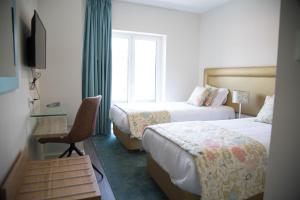 Uma cama ou camas num quarto em Tomás Guest House