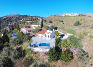 una vista aérea de una casa en una colina en Villa Serena - amazing villa with private pool, en Cómpeta