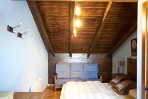 a bedroom with a bed and a wooden ceiling at La Escanda in La Rebollada