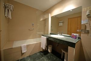 
a bathroom with a sink, toilet and bathtub at Hotel Costa Narejos in Los Alcázares

