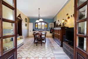 ein Wohnzimmer mit Tisch und ein Esszimmer in der Unterkunft Villa Rubino in Catania