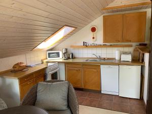 eine Küche mit einer Spüle und einer Arbeitsplatte in der Unterkunft Bad Saarow Ferienhaus Am Hafen in Bad Saarow