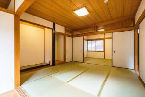 A bed or beds in a room at 炉之宿 淀川