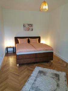 um quarto com uma cama com um candeeiro e um tapete em exklusives Studioapartment - in traumhafter Lage direkt am Halensee em Berlim