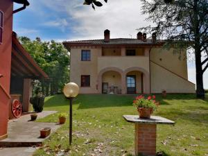 una casa grande en el patio de una casa en Agriturismo Montemari, en Palaia