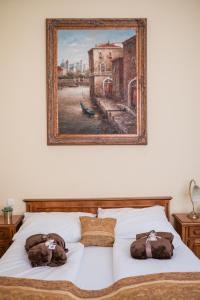 Una cama con dos bolsas con una pintura en la pared. en City Hotel UNIO superior en Budapest