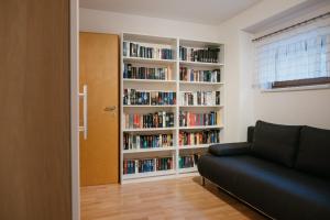 Knihovna v apartmánu