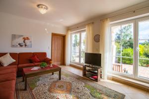 アーデナウにあるVilla Eifelpalace am Nürburgringのソファとテレビのあるリビングルーム