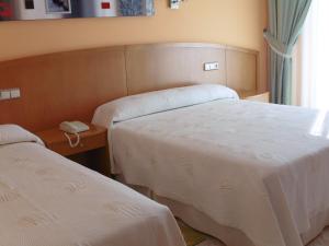 Łóżko lub łóżka w pokoju w obiekcie Hotel Miramar 2** Superior