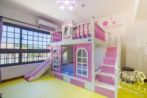 ein Kinderzimmer mit einem rosa Etagenbett in der Unterkunft J.S 23 in Kaohsiung