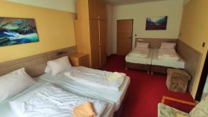 Postel nebo postele na pokoji v ubytování Hotel U Přehrady + 14 fotografií