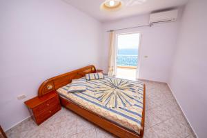 um quarto com uma cama e vista para o oceano em Apartments Cikuli em Sarandë