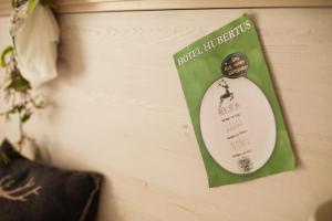 Vottorð, verðlaun, skilti eða annað skjal til sýnis á Hotel Hubertus