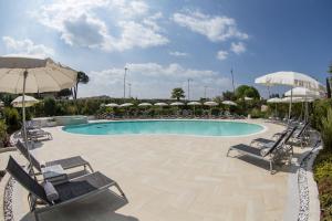 Bazén v ubytování Palace Hotel Desenzano nebo v jeho okolí