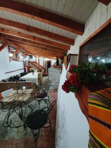 ein Zimmer mit Tischen und Stühlen in einem Gebäude in der Unterkunft Kashtata s Paraklisa in Borowo