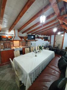 une salle à manger avec une table et une cuisine dans l'établissement Kashtata s Paraklisa, à Borowo