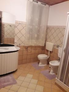 バレストラーテにあるcasa sole 2のバスルーム(トイレ、洗面台付)