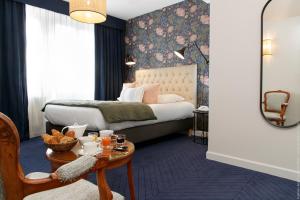 Postel nebo postele na pokoji v ubytování Le Manoir Hôtel