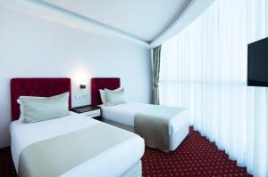 Postel nebo postele na pokoji v ubytování Sky Tower Hotel