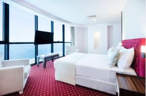 Postel nebo postele na pokoji v ubytování Sky Tower Hotel