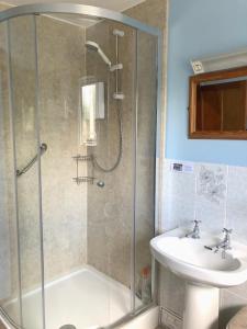een badkamer met een douche en een wastafel bij Brookleys in Bidford