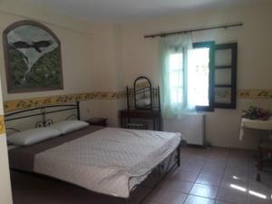 En eller flere senge i et værelse på Niriides Apartment