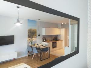 Kuchyňa alebo kuchynka v ubytovaní Apartament Na Mierzei - SALA ZABAW, SIŁOWNIA - 365PAM