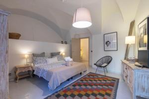 una camera con letto, sedia e televisore di Villa Salvarezza a Noli