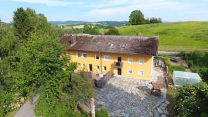 uma vista aérea de uma casa num campo em Naturfreundepension Hagenberger für Erwachsene em Witzmannsberg