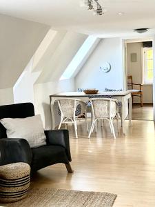 a living room with a table and chairs at Ferienwohnung Hochdorfer Garten in Tating