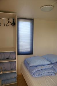 オーベンローにあるFjordlyst Camping & Cottagesのベッドルーム(ベッド1台、窓付)