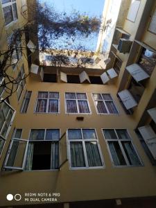 斋浦尔BOBY HOME STAY "BOBY MANSION" Jaipur的一座建筑上有很多窗户