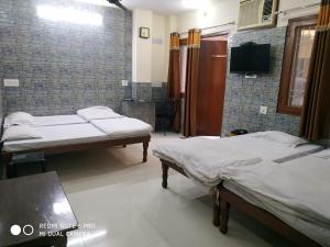 BOBY HOME STAY "BOBY MANSION" Jaipur客房内的一张或多张床位
