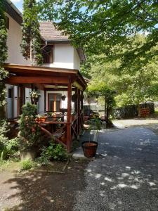 una casa con una mesa de picnic delante de ella en VILA SZOKE SOVATA en Sovata