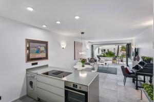 uma cozinha e sala de estar com mesa e cadeiras em Casa Sabrina no Vale do Lobo