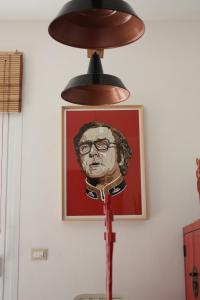 a lamp with a picture of a man with glasses at La Grechea Boutique B&B in Casa Alzi