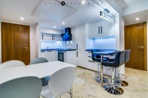 Kuchyň nebo kuchyňský kout v ubytování Apartament Delux-La Entrada Punta Prima