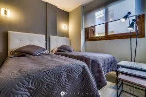 sypialnia z 2 łóżkami i oknem w obiekcie Apartament Delux-La Entrada Punta Prima w mieście Torrevieja