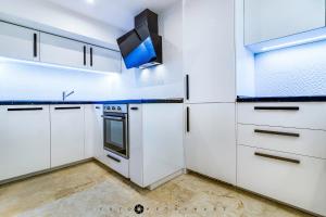 Kuchyň nebo kuchyňský kout v ubytování Apartament Delux-La Entrada Punta Prima