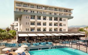 Bazén v ubytování Numa Konaktepe Hotel - All Inclusive nebo v jeho okolí
